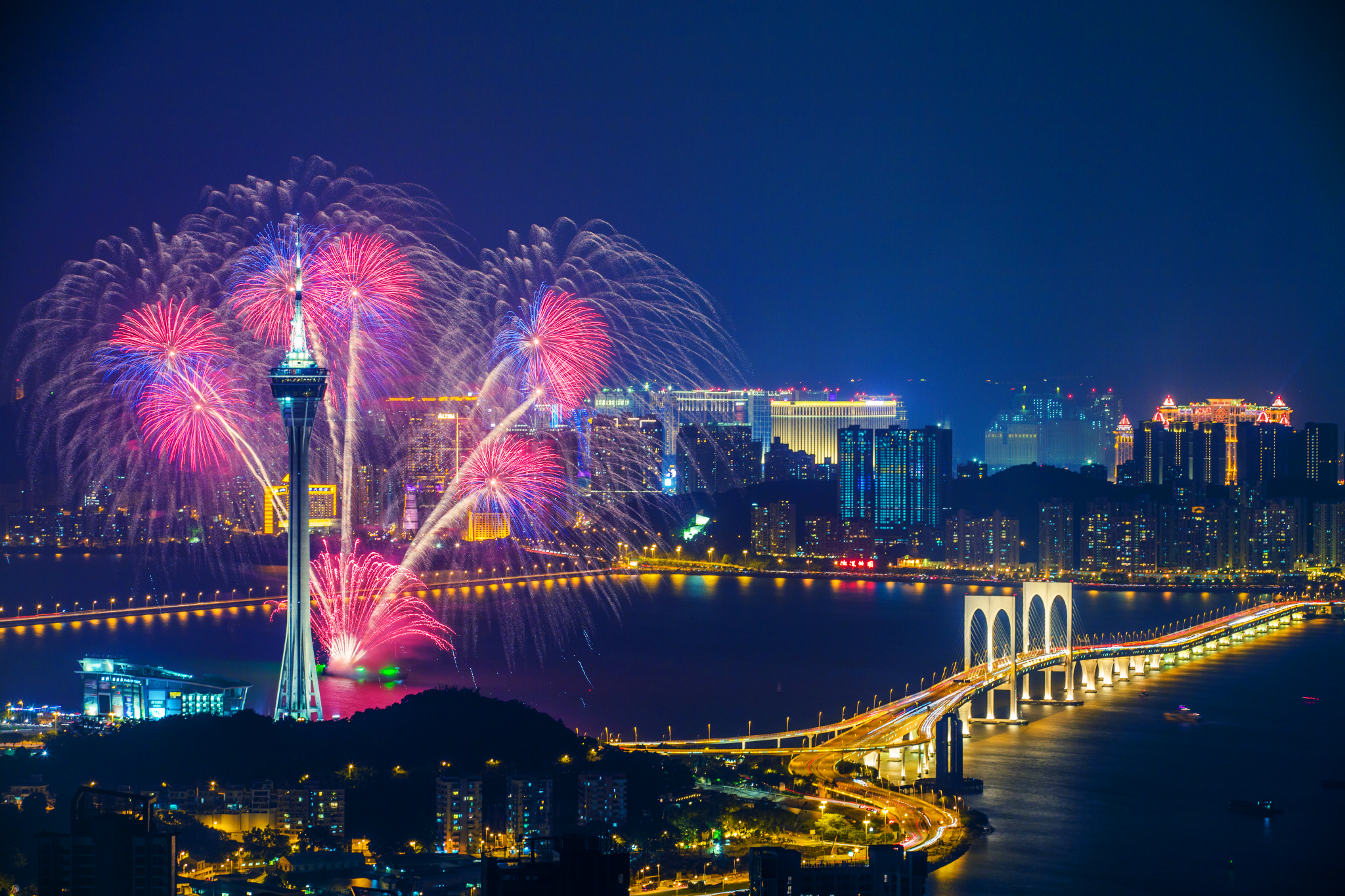 2025澳门天天开好彩大全凤凰天机,澳门是中国著名的旅游城市之一，以其独特的文化气息和繁荣的博彩业而闻名于世。随着时代的发展，越来越多的人开始关注博彩行业，而澳门作为博彩业的代表之一，吸引了众多人的目光。本文将探讨关于澳门博彩行业的一些话题，特别是关于澳门天天开好彩大全凤凰天机这个主题。
